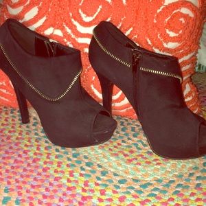 Sexy Zippered Black Suede Pumps. Size 8.